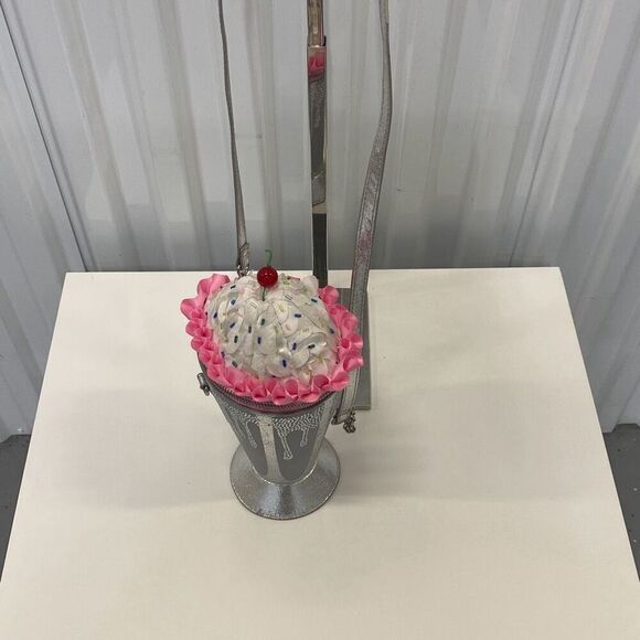 Betsy Johnson Kitsch shake it up Crossbody bag limited edition - Picture 2 of 5